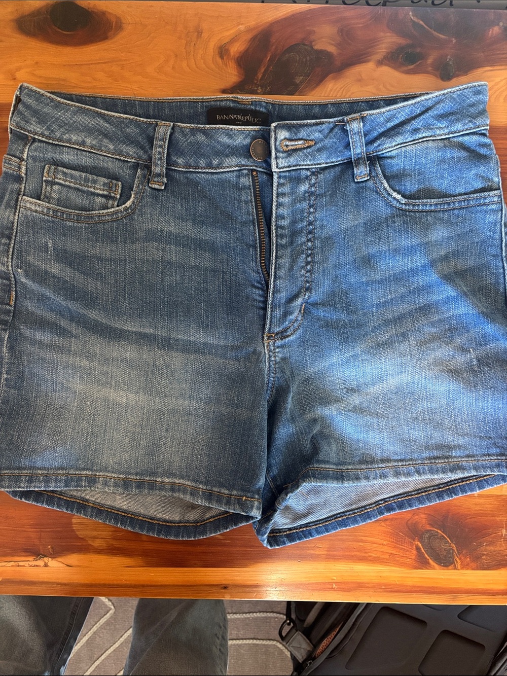 Banana Republic Women's Faded Blue Denim Jean Shorts 3.5” inseam